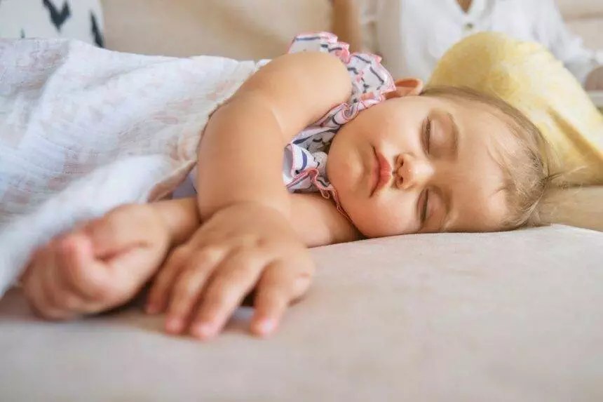 Pozitie de somn pentru bebelus