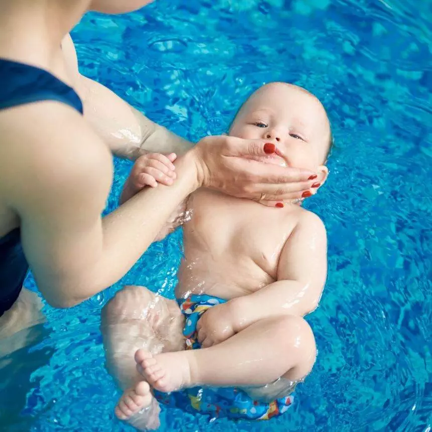 bebelusi in piscina